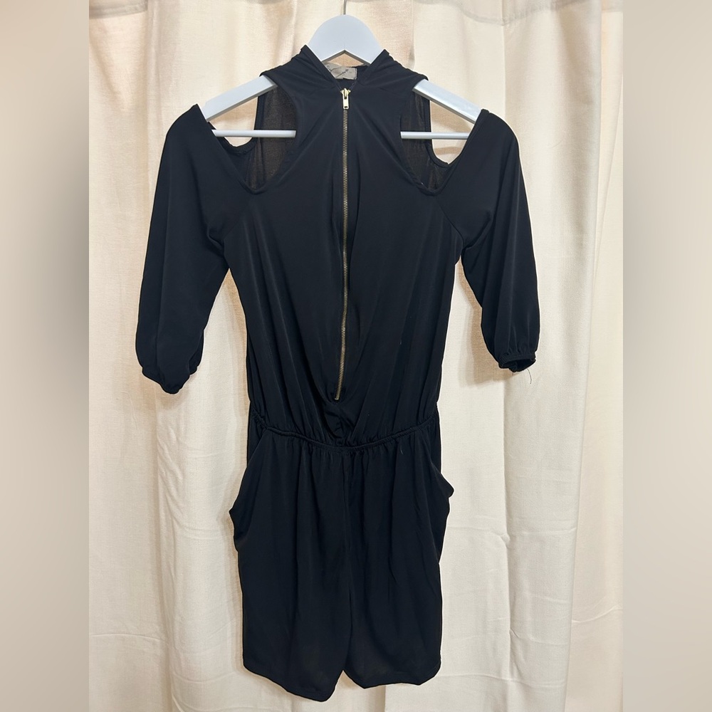 Paper plane,Chic,Black, Shorts romper with cold shoulders, size juniors medium